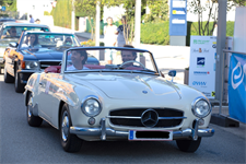 Mercedes-Oldtimer mit Fahrer und Beifahrer