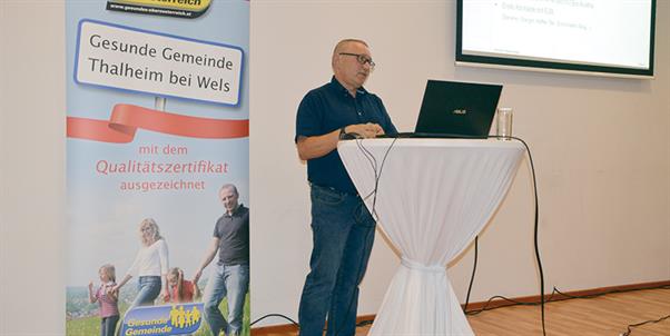 Küchenchef Christian Hügelsberger bei seinem Vortrag im VITHAL Sport- und Gesundheitszentrum Thalheim