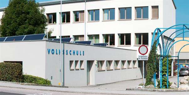 Gebäude der Volksschule Thalheim