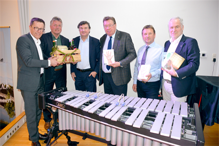 Dr. Andreas Salcher mit den Vertretern der Marktgemeinde Thalheim und dem Landesmusikschuldirektor.