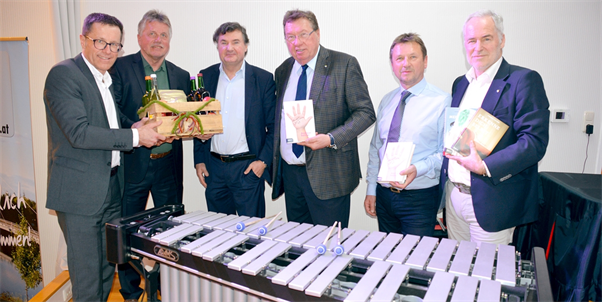 Dr. Andreas Salcher mit den Vertretern der Marktgemeinde Thalheim und dem Landesmusikschuldirektor.